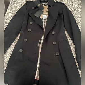 Women’s short Chelsea trench coat in black. Brand new never worn tags attached